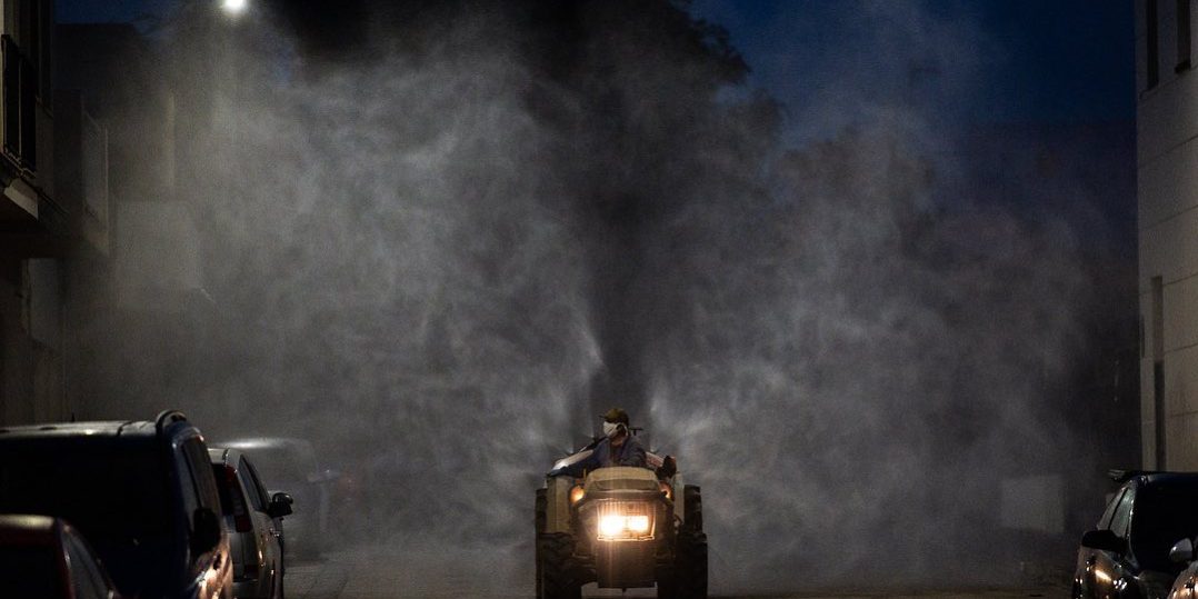 96642615_2969856216394246_4070988926221811712_o Tractor con atomizador pulverizando en una calle de noche
