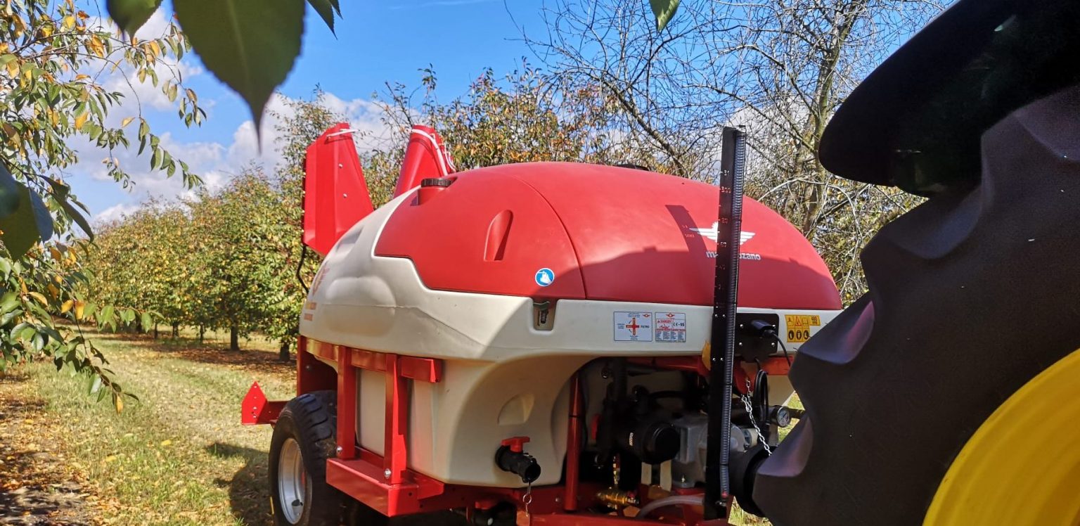 Atomizador con cañón doble Navarone en una plantación