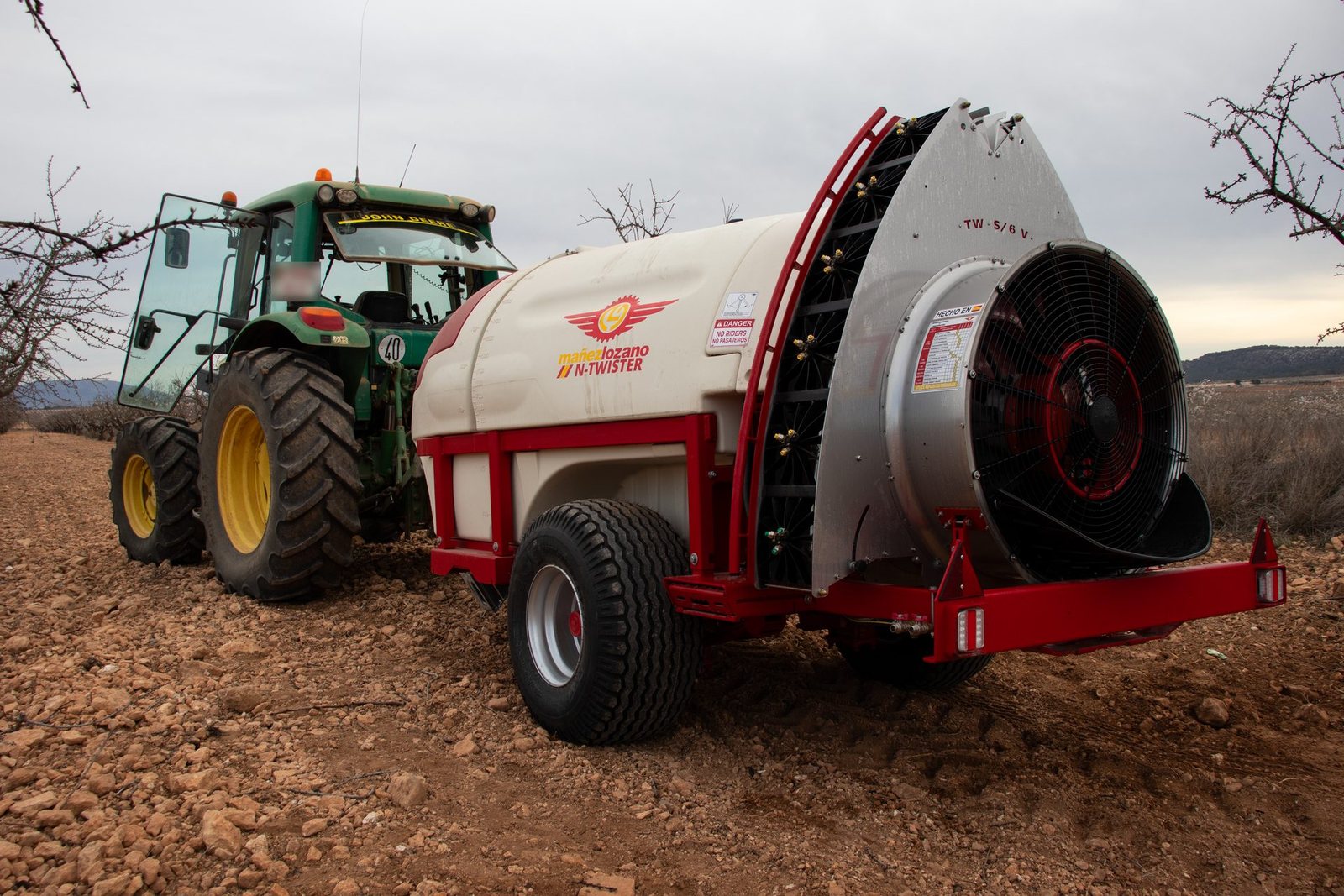 Atomizador arrastrado enganchado a la barra de tiro del tractor