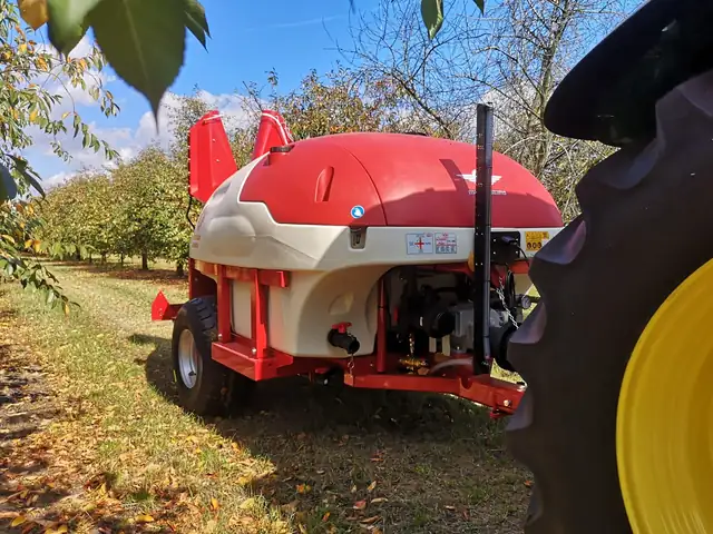 Atomizador de Mañez y Lozano en una plantación de frutales