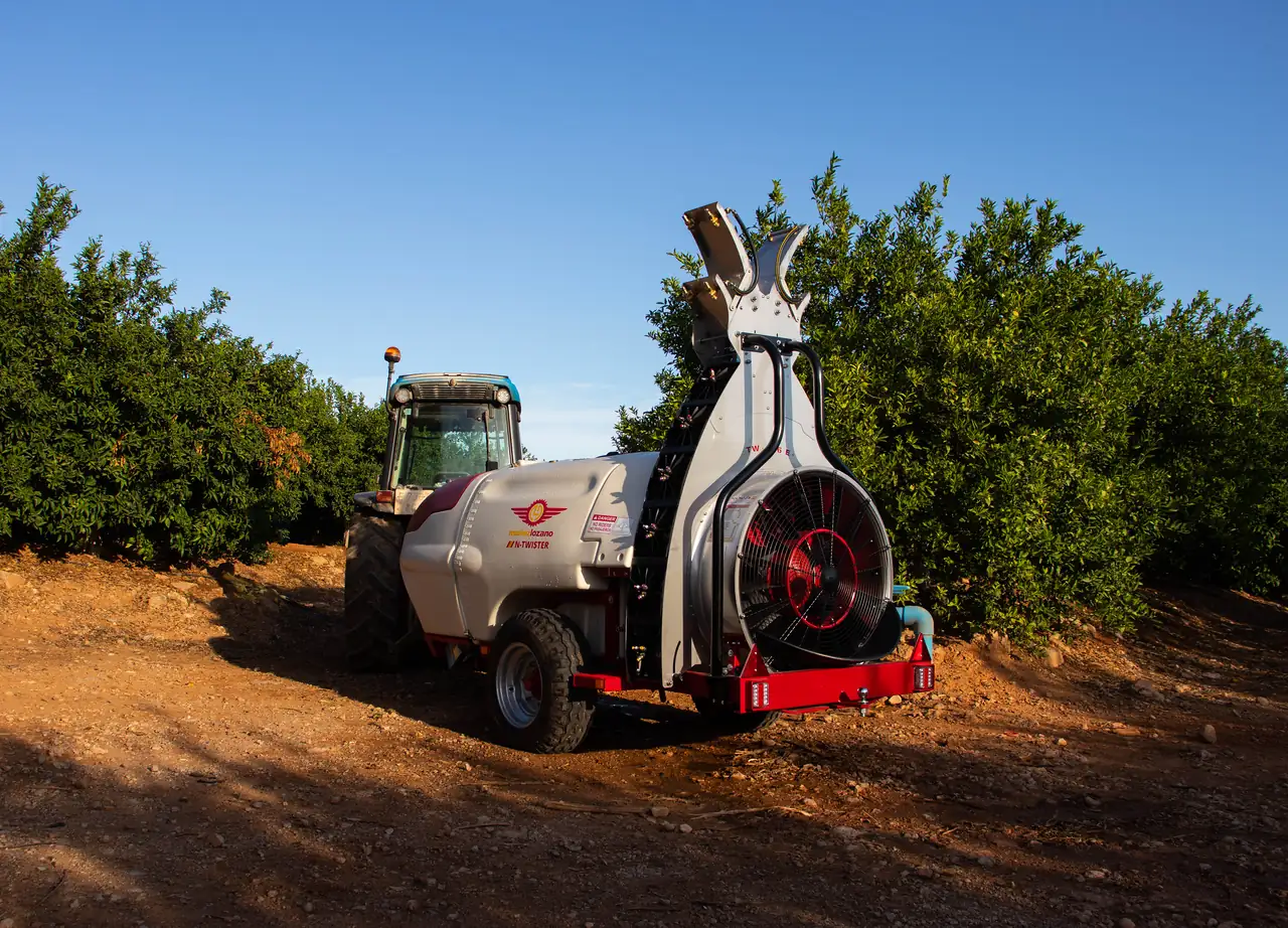 Atomizador N-Twister de Mañez y Lozano enganchado a un tractor en un naranjal