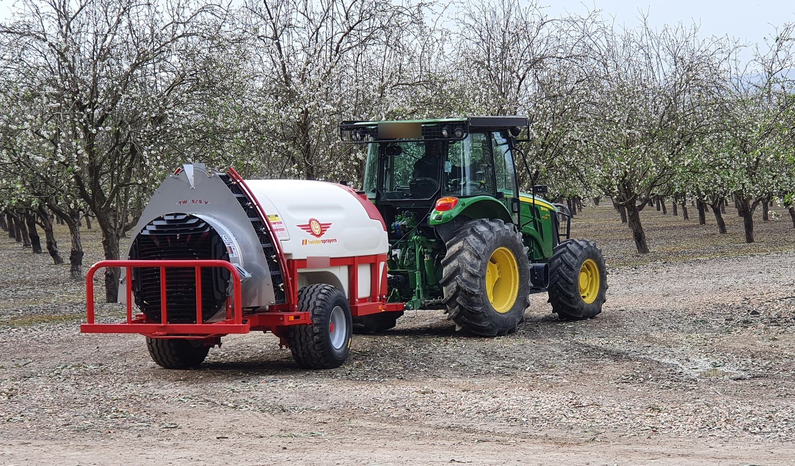 Atomizador arrastrado Narrow Twister S5 en un almendral en flor