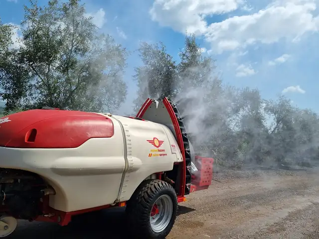 Atomizador Twister S6 de Mañez y Lozano pulverizando en un olivar