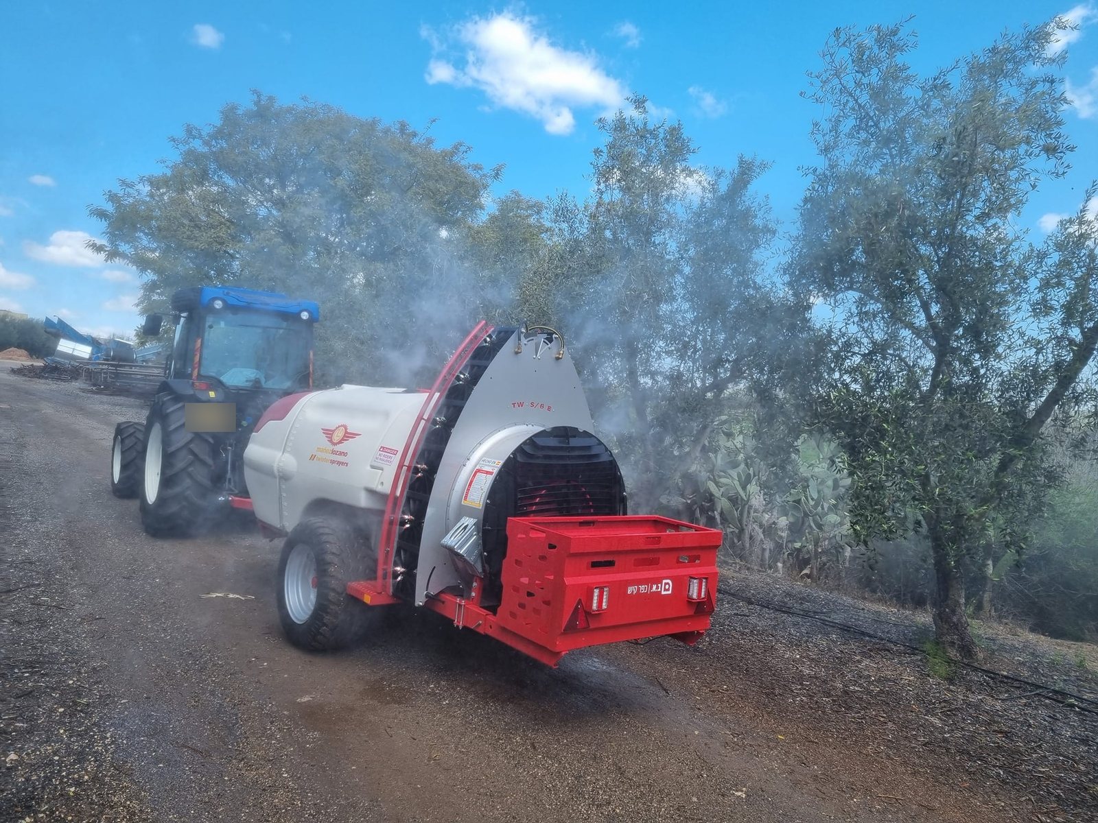 Atomizador Twister S6 tratando un olivar