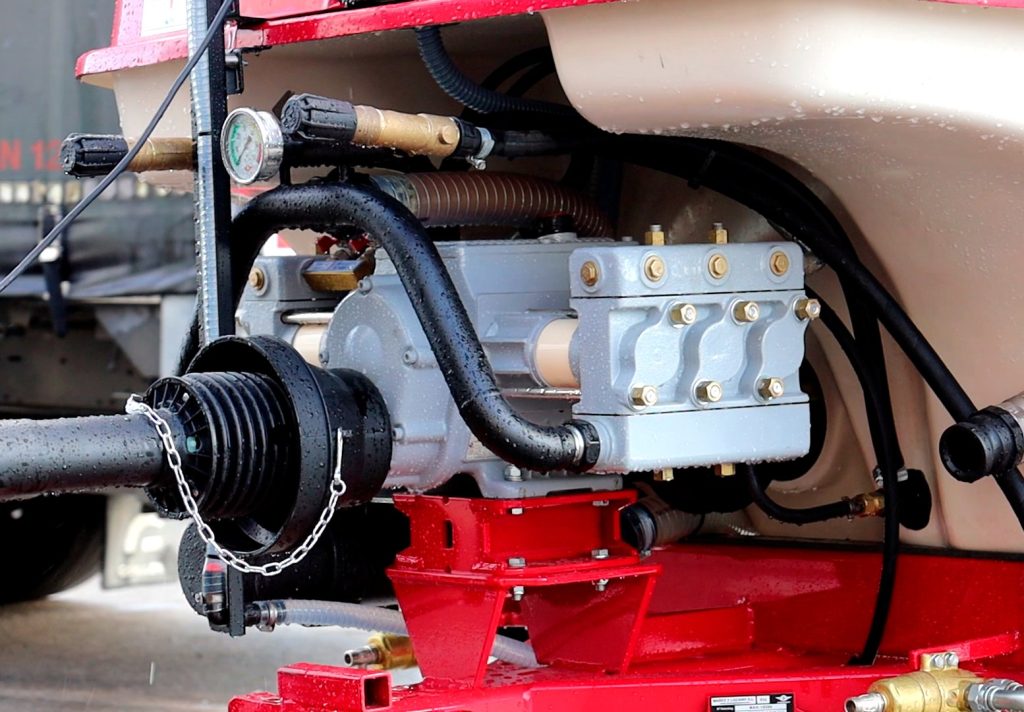 Double piston pump fitted on the sprayer